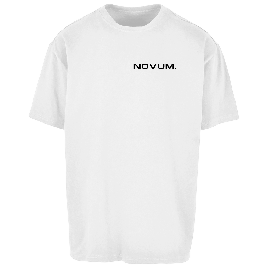 Weißes Novum Gymwear Oversize Shirt, unisex, atmungsaktiv und angenehm zu tragen. Schlichtes Design auf der Vorderseite mit Novum Logo. Hochwertiger Backprint 'Novum. Apparel - Gymwear'. Ideal für den sportlichen Look.