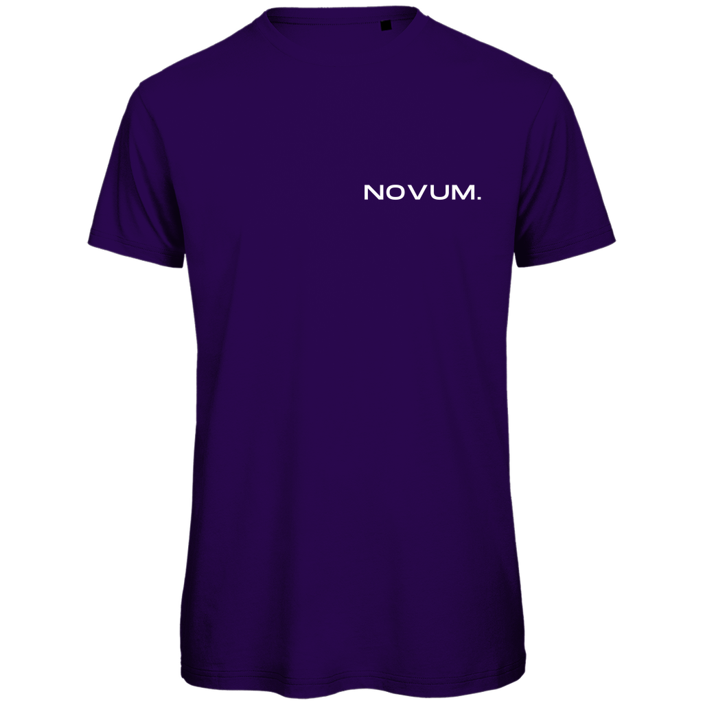 Purple Novum Momentum Shirt, unisex, aus 100% gekämmter, ringgesponnener Bio-Baumwolle. Schlichtes Design auf der Vorderseite mit Novum Logo und hochwertigem Backprint 'Novum presents Momentum Line'. Verstärkte Kragen- und Schulternähte mit weichem Kantenband für zusätzliche Haltbarkeit. Angenehme Passform.