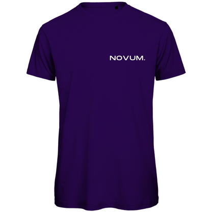 Purple Novum Momentum Shirt, unisex, aus 100% gekämmter, ringgesponnener Bio-Baumwolle. Schlichtes Design auf der Vorderseite mit Novum Logo und hochwertigem Backprint 'Novum presents Momentum Line'. Verstärkte Kragen- und Schulternähte mit weichem Kantenband für zusätzliche Haltbarkeit. Angenehme Passform.