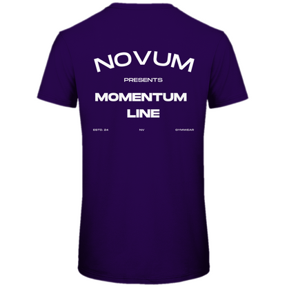 Purple Novum Momentum Shirt, unisex, aus 100% gekämmter, ringgesponnener Bio-Baumwolle. Schlichtes Design auf der Vorderseite mit Novum Logo und hochwertigem Backprint 'Novum presents Momentum Line'. Verstärkte Kragen- und Schulternähte mit weichem Kantenband für zusätzliche Haltbarkeit. Angenehme Passform.