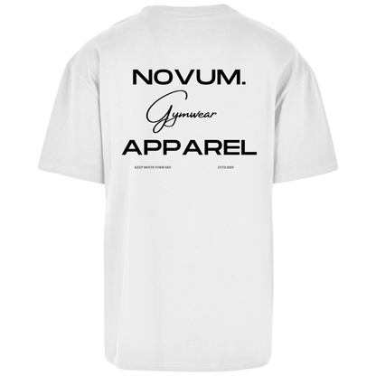 Schwarzes Novum Gymwear Oversize Shirt, unisex, atmungsaktiv und angenehm zu tragen. Schlichtes Design auf der Vorderseite mit Novum Logo. Hochwertiger Backprint 'Novum. Apparel - Gymwear'. Ideal für den sportlichen Look.