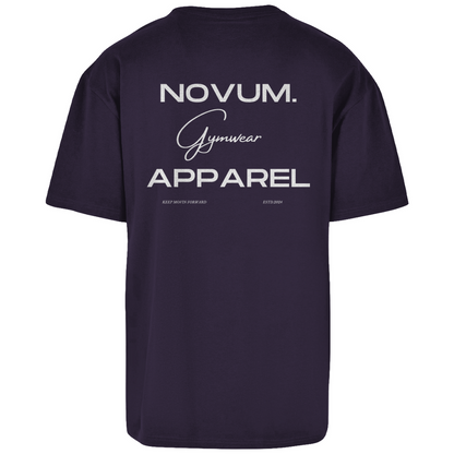 Purple Night Novum Gymwear Oversize Shirt, unisex, atmungsaktiv und angenehm zu tragen. Schlichtes Design auf der Vorderseite mit Novum Logo. Hochwertiger Backprint 'Novum. Apparel - Gymwear'. Ideal für den sportlichen Look.