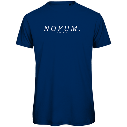 Navy Unisex Shirt: Hergestellt aus 100% gekämmter, ringgesponnener Bio-Baumwolle, verstärkte Kragen- und Schulternähte mit weichem Kantenband für zusätzliche Haltbarkeit. Schlichtes Design vorne mit Novum Apparel Logo auf der Brust, hochwertiger Backprint mit 'Per Aspera Ad Astra' und einer Sonne-Mond-Phase dazwischen, angenehme Passform. Perfekt für umweltbewusste Käufer. Jetzt online kaufen!