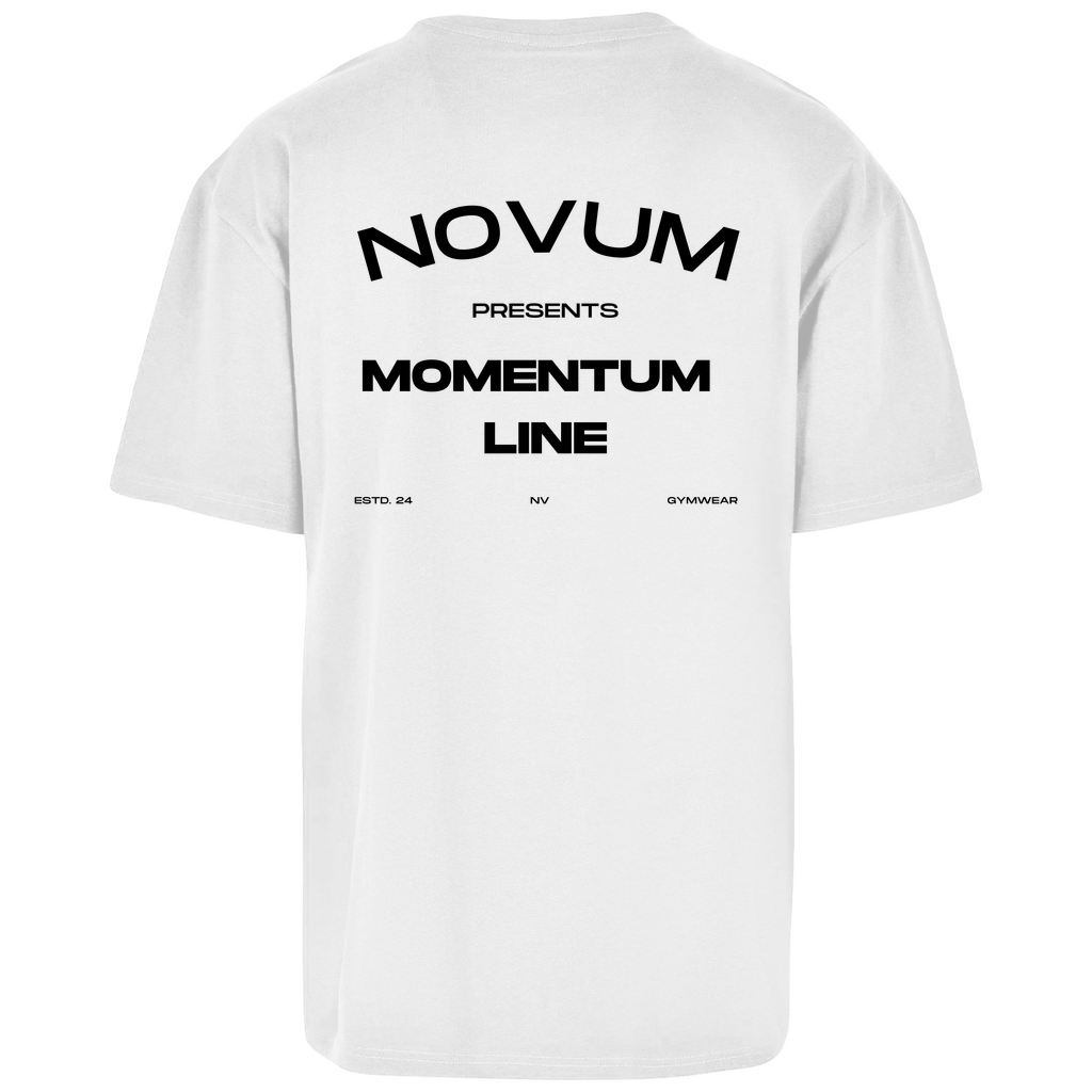 Weißes Novum Momentum Oversize Shirt, unisex, atmungsaktiv und angenehm zu tragen. Schlichtes Design auf der Vorderseite mit Novum Logo und hochwertigem Backprint 'Novum presents Momentum Line'. Oversize Fit für einen lässigen Look.