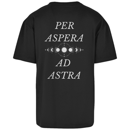 Schwarzes Unisex Oversize Shirt: Oversize Fit, atmungsaktiv, schlichtes Design vorne mit Novum Apparel Logo auf der Brust, hochwertiger Backprint mit 'Per Aspera Ad Astra' und einer Sonne-Mond-Phase dazwischen, angenehmer Tragekomfort. Perfekt für trendbewusste Käufer. Jetzt online kaufen!