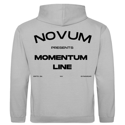 Hellgrauer Novum Momentum Hoodie, unisex, aus 100% ringgesponnener Baumwolle mit einem Stoffgewicht von 280 g/m². Optimale Passform und stilvolles Design. Schlichtes Design auf der Vorderseite mit Novum Logo und hochwertigem Backprint 'Novum presents Momentum Line'. Mit praktischer Kängurutasche.