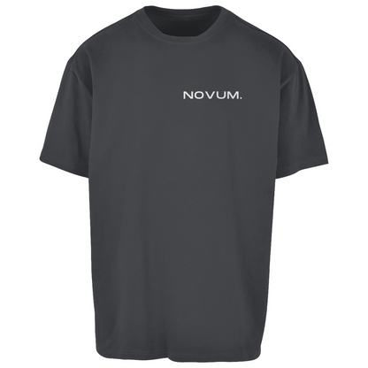 Dunkelgraues Novum Momentum Oversize Shirt, unisex, atmungsaktiv und angenehm zu tragen. Schlichtes Design auf der Vorderseite mit Novum Logo und hochwertigem Backprint 'Novum presents Momentum Line'. Oversize Fit für einen lässigen Look.