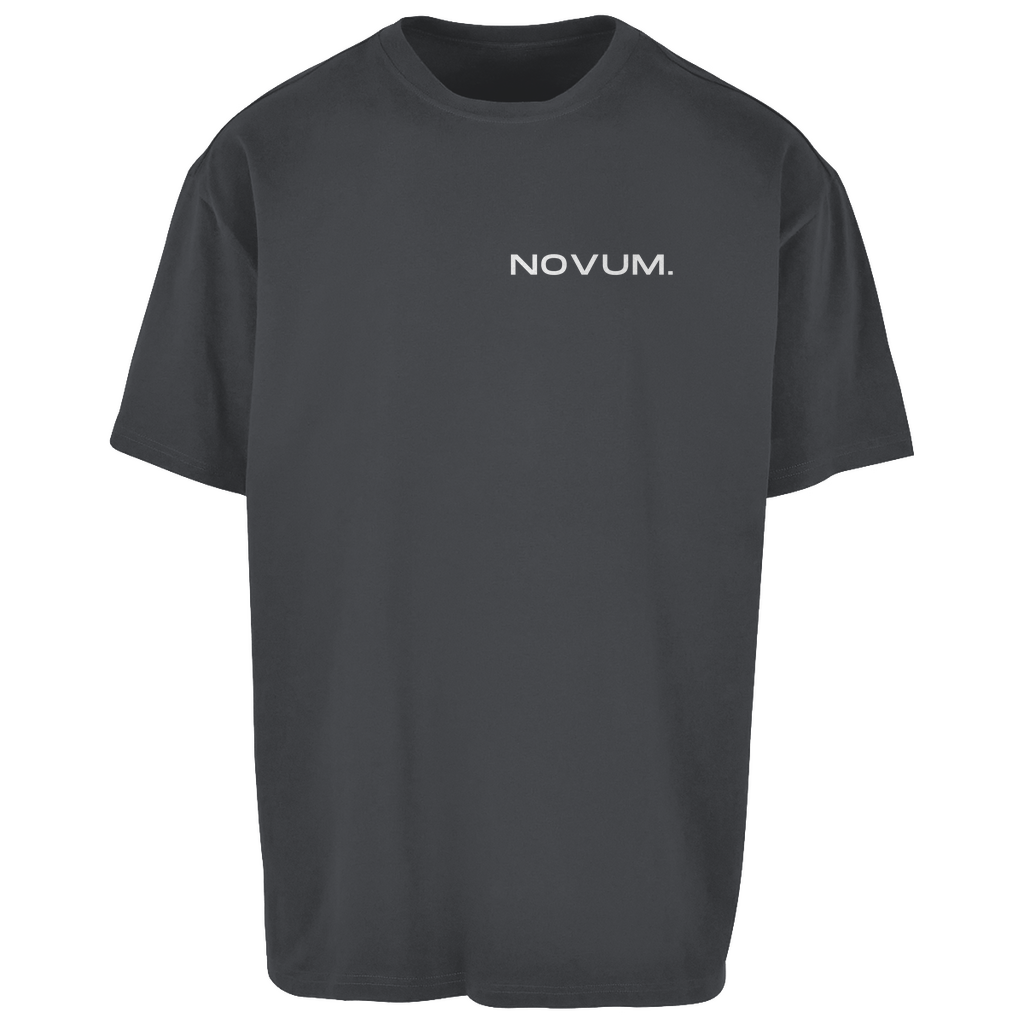 Dunkelgraues Novum Basic Oversize Shirt, unisex, atmungsaktiv und angenehm zu tragen. Oversize Fit mit schlichtem Design auf der Vorderseite und mittigem 'Novum. Apparel' Print. Ideal für einen lässigen Look.