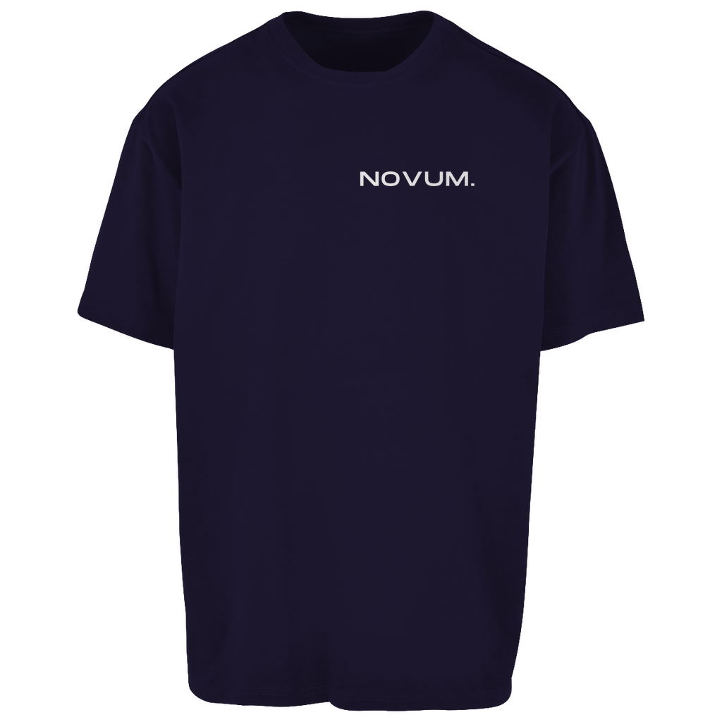 Navy Novum Gymwear Oversize Shirt, unisex, atmungsaktiv und angenehm zu tragen. Schlichtes Design auf der Vorderseite mit Novum Logo. Hochwertiger Backprint 'Novum. Apparel - Gymwear'. Ideal für den sportlichen Look.