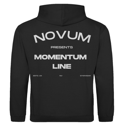 Schwarzer Novum Momentum Hoodie, unisex, aus 100% ringgesponnener Baumwolle mit einem Stoffgewicht von 280 g/m². Optimale Passform und stilvolles Design. Schlichtes Design auf der Vorderseite mit Novum Logo und hochwertigem Backprint 'Novum presents Momentum Line'. Mit praktischer Kängurutasche.