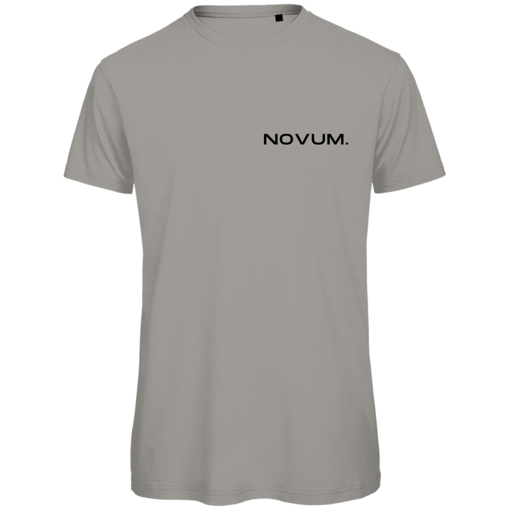 Hellgraues Novum Momentum Shirt, unisex, aus 100% gekämmter, ringgesponnener Bio-Baumwolle. Schlichtes Design auf der Vorderseite mit Novum Logo und hochwertigem Backprint 'Novum presents Momentum Line'. Verstärkte Kragen- und Schulternähte mit weichem Kantenband für zusätzliche Haltbarkeit. Angenehme Passform.