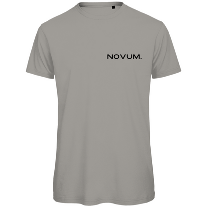 Hellgraues Novum Momentum Shirt, unisex, aus 100% gekämmter, ringgesponnener Bio-Baumwolle. Schlichtes Design auf der Vorderseite mit Novum Logo und hochwertigem Backprint 'Novum presents Momentum Line'. Verstärkte Kragen- und Schulternähte mit weichem Kantenband für zusätzliche Haltbarkeit. Angenehme Passform.