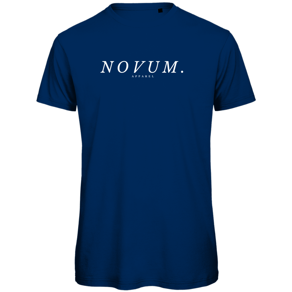 Navy Unisex Shirt aus 100% gekämmter, ringgesponnener Bio-Baumwolle: Verstärkte Kragen- und Schulternähte mit weichem Kantenband für zusätzliche Haltbarkeit, schlichtes Design vorne mit Novum Apparel Logo auf der Brust, hochwertiger Dumbbell Backprint, angenehme Passform. Perfekt für umweltbewusste Käufer. Jetzt online kaufen!