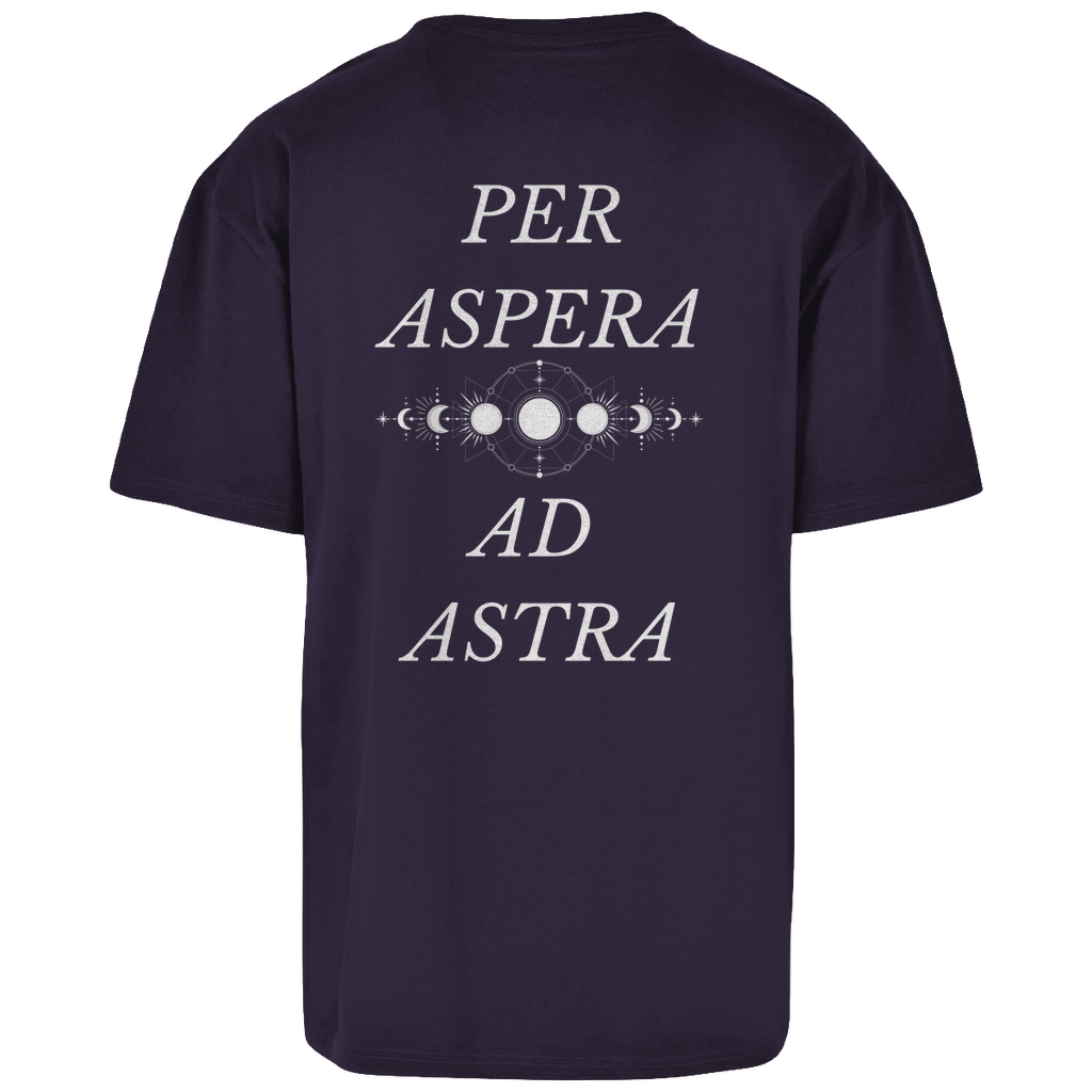 Purple Night Unisex Oversize Shirt: Oversize Fit, atmungsaktiv, schlichtes Design vorne mit Novum Apparel Logo auf der Brust, hochwertiger Backprint mit 'Per Aspera Ad Astra' und einer Sonne-Mond-Phase dazwischen, angenehmer Tragekomfort. Perfekt für trendbewusste Käufer. Jetzt online kaufen!