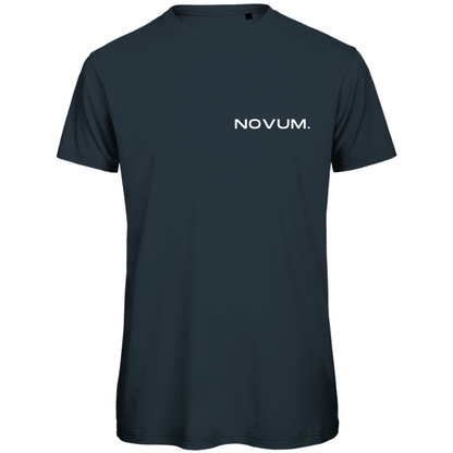 Dunkelgraues Novum Momentum Shirt, unisex, aus 100% gekämmter, ringgesponnener Bio-Baumwolle. Schlichtes Design auf der Vorderseite mit Novum Logo und hochwertigem Backprint 'Novum presents Momentum Line'. Verstärkte Kragen- und Schulternähte mit weichem Kantenband für zusätzliche Haltbarkeit. Angenehme Passform.