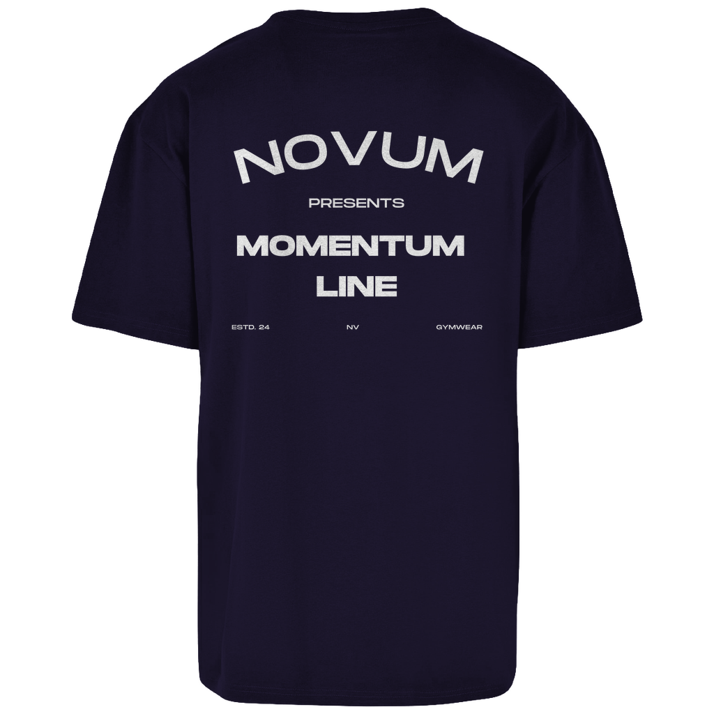 Navy Novum Momentum Oversize Shirt, unisex, atmungsaktiv und angenehm zu tragen. Schlichtes Design auf der Vorderseite mit Novum Logo und hochwertigem Backprint 'Novum presents Momentum Line'. Oversize Fit für einen lässigen Look.