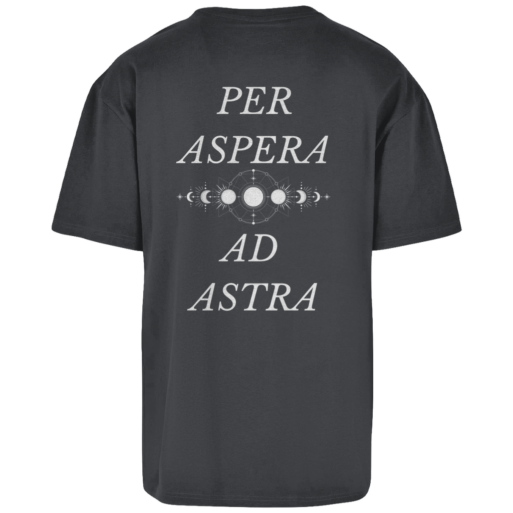 Dunkelgraues Unisex Oversize Shirt: Oversize Fit, atmungsaktiv, schlichtes Design vorne mit Novum Apparel Logo auf der Brust, hochwertiger Backprint mit 'Per Aspera Ad Astra' und einer Sonne-Mond-Phase dazwischen, angenehmer Tragekomfort. Perfekt für trendbewusste Käufer. Jetzt online kaufen!