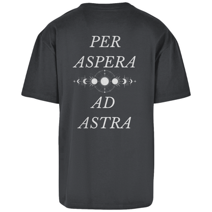 Dunkelgraues Unisex Oversize Shirt: Oversize Fit, atmungsaktiv, schlichtes Design vorne mit Novum Apparel Logo auf der Brust, hochwertiger Backprint mit 'Per Aspera Ad Astra' und einer Sonne-Mond-Phase dazwischen, angenehmer Tragekomfort. Perfekt für trendbewusste Käufer. Jetzt online kaufen!