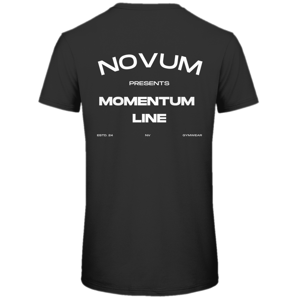 Schwarzes Novum Momentum Shirt, unisex, aus 100% gekämmter, ringgesponnener Bio-Baumwolle. Schlichtes Design auf der Vorderseite mit Novum Logo und hochwertigem Backprint 'Novum presents Momentum Line'. Verstärkte Kragen- und Schulternähte mit weichem Kantenband für zusätzliche Haltbarkeit. Angenehme Passform.