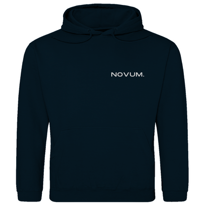 Navy Novum Momentum Hoodie, unisex, aus 100% ringgesponnener Baumwolle mit einem Stoffgewicht von 280 g/m². Optimale Passform und stilvolles Design. Schlichtes Design auf der Vorderseite mit Novum Logo und hochwertigem Backprint 'Novum presents Momentum Line'. Mit praktischer Kängurutasche.