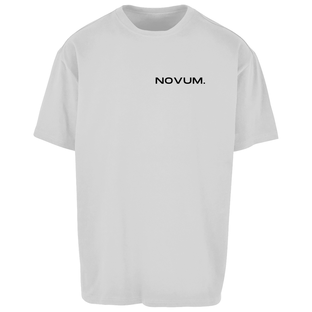 Hellgraues Novum Basic Oversize Shirt, unisex, atmungsaktiv und angenehm zu tragen. Oversize Fit mit schlichtem Design auf der Vorderseite und mittigem 'Novum. Apparel' Print. Ideal für einen lässigen Look.