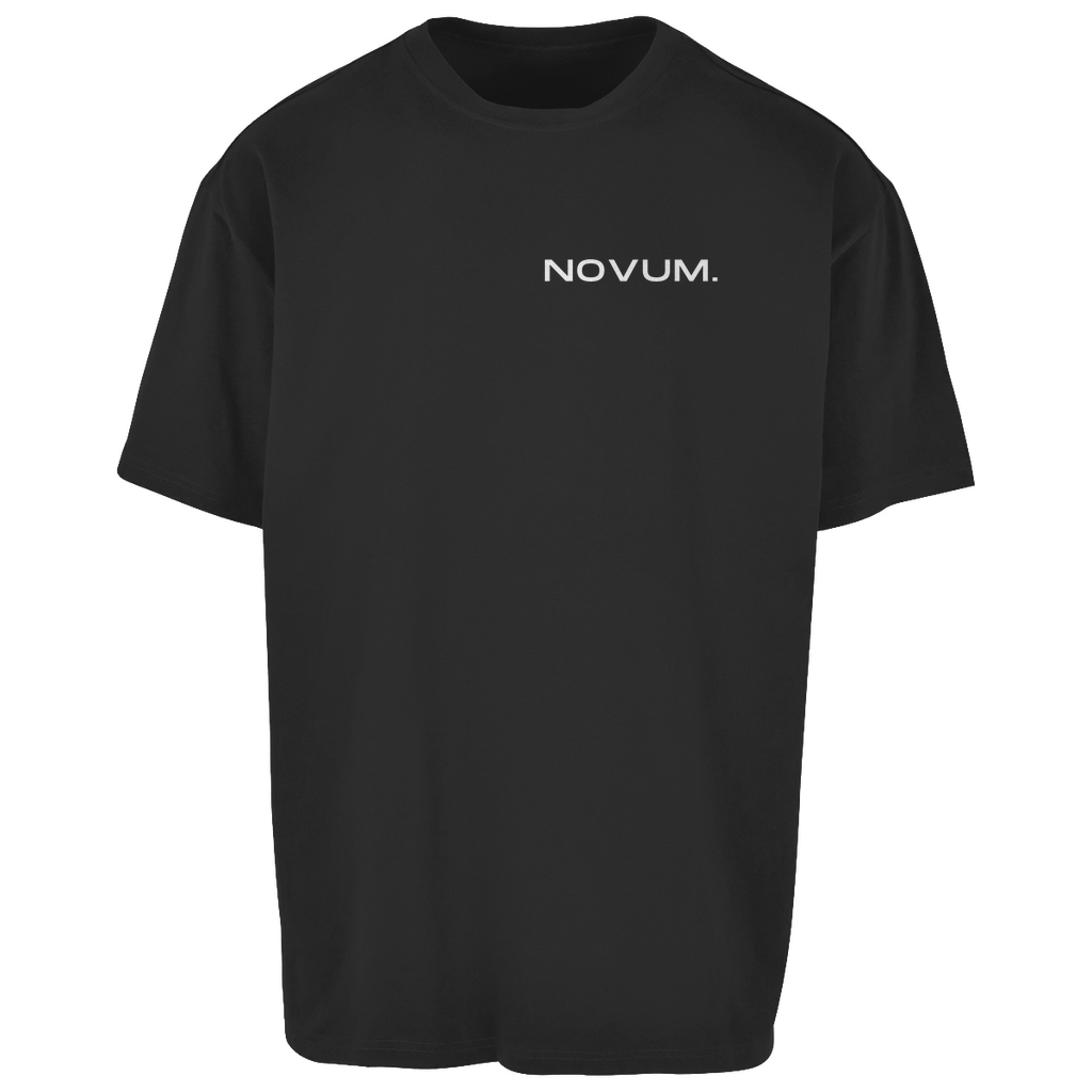 Schwarzes Novum Gymwear Oversize Shirt, unisex, atmungsaktiv und angenehm zu tragen. Schlichtes Design auf der Vorderseite mit Novum Logo. Hochwertiger Backprint 'Novum. Apparel - Gymwear'. Ideal für den sportlichen Look.