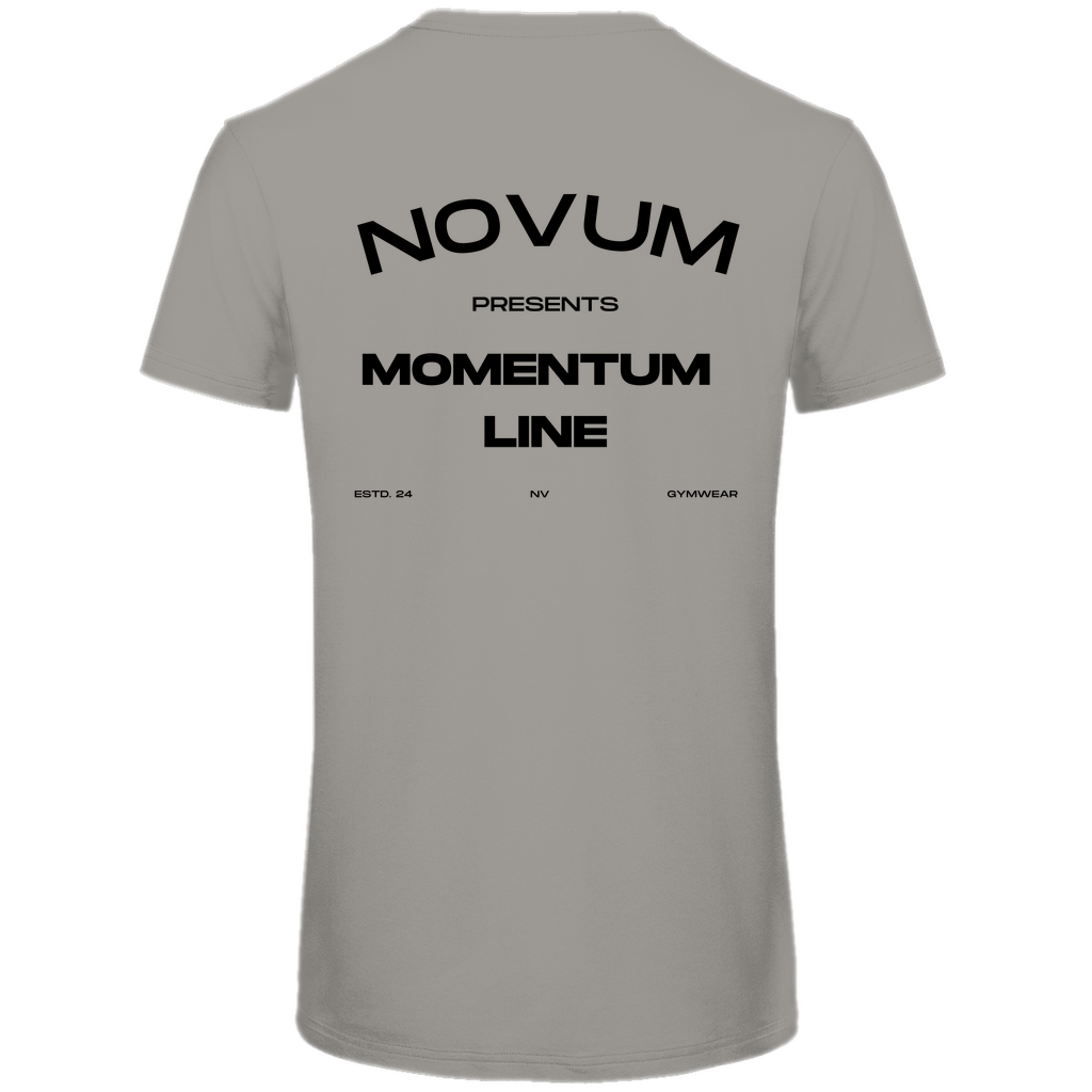 Hellgraues Novum Momentum Shirt, unisex, aus 100% gekämmter, ringgesponnener Bio-Baumwolle. Schlichtes Design auf der Vorderseite mit Novum Logo und hochwertigem Backprint 'Novum presents Momentum Line'. Verstärkte Kragen- und Schulternähte mit weichem Kantenband für zusätzliche Haltbarkeit. Angenehme Passform.