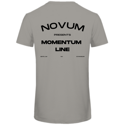 Hellgraues Novum Momentum Shirt, unisex, aus 100% gekämmter, ringgesponnener Bio-Baumwolle. Schlichtes Design auf der Vorderseite mit Novum Logo und hochwertigem Backprint 'Novum presents Momentum Line'. Verstärkte Kragen- und Schulternähte mit weichem Kantenband für zusätzliche Haltbarkeit. Angenehme Passform.