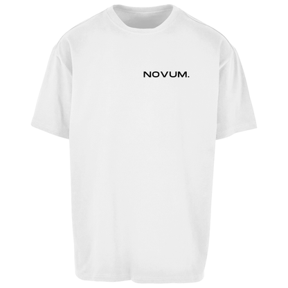 Weißes Novum Momentum Oversize Shirt, unisex, atmungsaktiv und angenehm zu tragen. Schlichtes Design auf der Vorderseite mit Novum Logo und hochwertigem Backprint 'Novum presents Momentum Line'. Oversize Fit für einen lässigen Look.