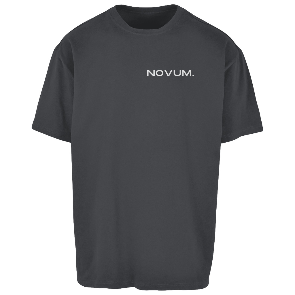 Dunkelgraues Novum Gymwear Oversize Shirt, unisex, atmungsaktiv und angenehm zu tragen. Schlichtes Design auf der Vorderseite mit Novum Logo. Hochwertiger Backprint 'Novum. Apparel - Gymwear'. Ideal für den sportlichen Look.