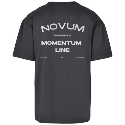 Dunkelgraues Novum Momentum Oversize Shirt, unisex, atmungsaktiv und angenehm zu tragen. Schlichtes Design auf der Vorderseite mit Novum Logo und hochwertigem Backprint 'Novum presents Momentum Line'. Oversize Fit für einen lässigen Look.