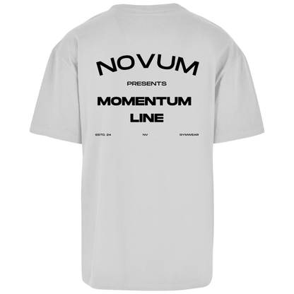 Hellgraues Novum Momentum Oversize Shirt, unisex, atmungsaktiv und angenehm zu tragen. Schlichtes Design auf der Vorderseite mit Novum Logo und hochwertigem Backprint 'Novum presents Momentum Line'. Oversize Fit für einen lässigen Look.