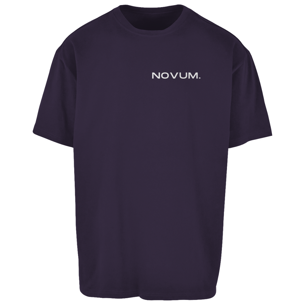 Purple Night Novum Gymwear Oversize Shirt, unisex, atmungsaktiv und angenehm zu tragen. Schlichtes Design auf der Vorderseite mit Novum Logo. Hochwertiger Backprint 'Novum. Apparel - Gymwear'. Ideal für den sportlichen Look.