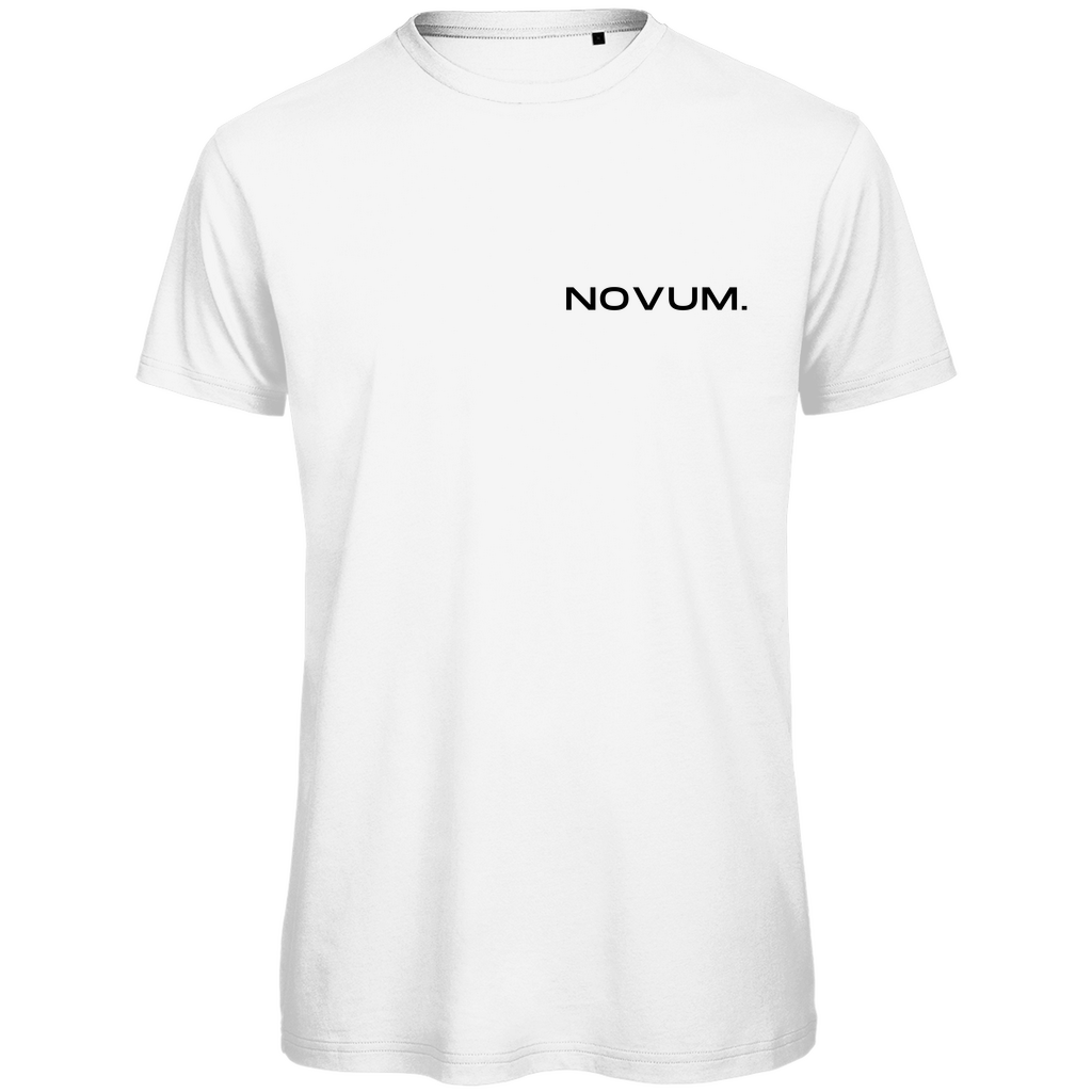 Weißes Novum Momentum Shirt, unisex, aus 100% gekämmter, ringgesponnener Bio-Baumwolle. Schlichtes Design auf der Vorderseite mit Novum Logo und hochwertigem Backprint 'Novum presents Momentum Line'. Verstärkte Kragen- und Schulternähte mit weichem Kantenband für zusätzliche Haltbarkeit. Angenehme Passform.