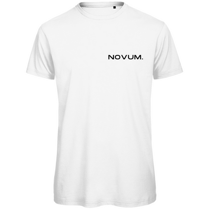 Weißes Novum Momentum Shirt, unisex, aus 100% gekämmter, ringgesponnener Bio-Baumwolle. Schlichtes Design auf der Vorderseite mit Novum Logo und hochwertigem Backprint 'Novum presents Momentum Line'. Verstärkte Kragen- und Schulternähte mit weichem Kantenband für zusätzliche Haltbarkeit. Angenehme Passform.