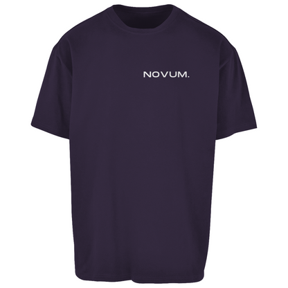 Purple Night Novum Momentum Oversize Shirt, unisex, atmungsaktiv und angenehm zu tragen. Schlichtes Design auf der Vorderseite mit Novum Logo und hochwertigem Backprint 'Novum presents Momentum Line'. Oversize Fit für einen lässigen Look.