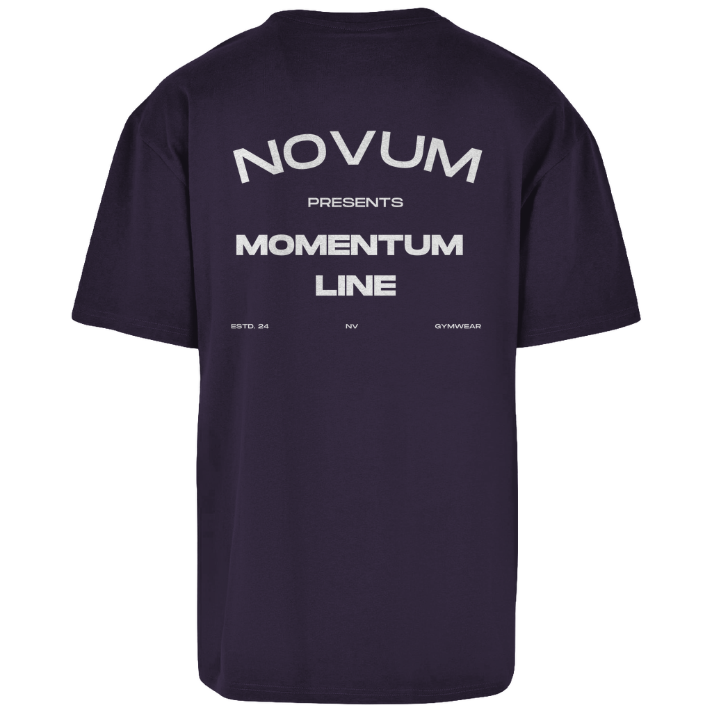 Purple Night Novum Momentum Oversize Shirt, unisex, atmungsaktiv und angenehm zu tragen. Schlichtes Design auf der Vorderseite mit Novum Logo und hochwertigem Backprint 'Novum presents Momentum Line'. Oversize Fit für einen lässigen Look.