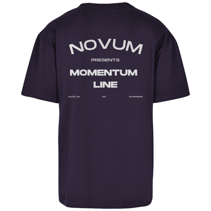 Purple Night Novum Momentum Oversize Shirt, unisex, atmungsaktiv und angenehm zu tragen. Schlichtes Design auf der Vorderseite mit Novum Logo und hochwertigem Backprint 'Novum presents Momentum Line'. Oversize Fit für einen lässigen Look.