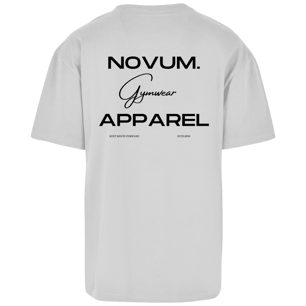 Hellgraues Novum Gymwear Oversize Shirt, unisex, atmungsaktiv und angenehm zu tragen. Schlichtes Design auf der Vorderseite mit Novum Logo. Hochwertiger Backprint 'Novum. Apparel - Gymwear'. Ideal für den sportlichen Look.