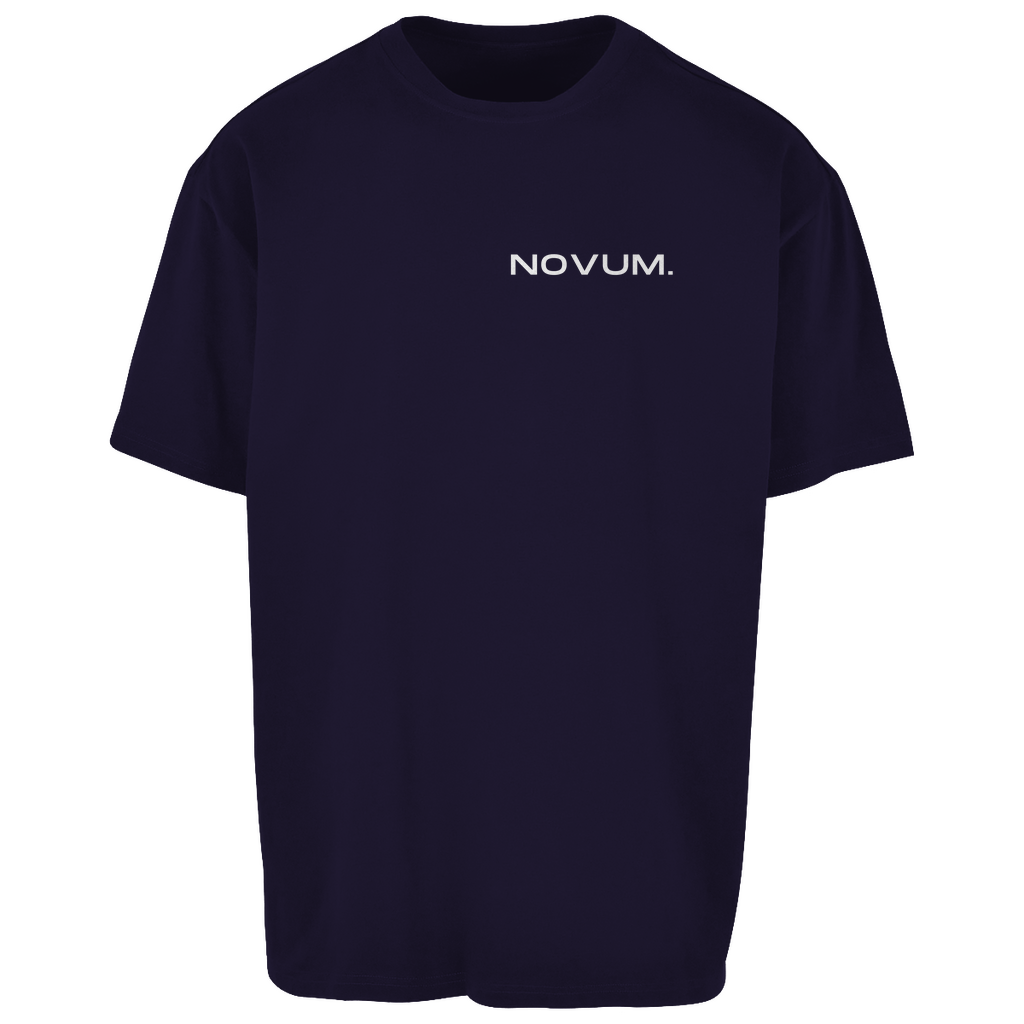 Navy Novum Basic Oversize Shirt, unisex, atmungsaktiv und angenehm zu tragen. Oversize Fit mit schlichtem Design auf der Vorderseite und mittigem 'Novum. Apparel' Print. Ideal für einen lässigen Look.