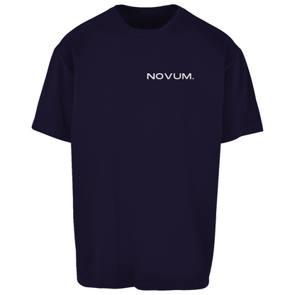 Navy Novum Momentum Oversize Shirt, unisex, atmungsaktiv und angenehm zu tragen. Schlichtes Design auf der Vorderseite mit Novum Logo und hochwertigem Backprint 'Novum presents Momentum Line'. Oversize Fit für einen lässigen Look.