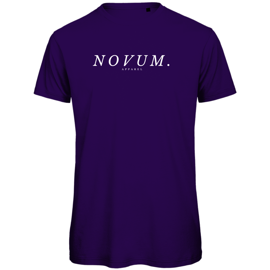 Urban Purple Unisex Shirt: Hergestellt aus 100% gekämmter, ringgesponnener Bio-Baumwolle, verstärkte Kragen- und Schulternähte mit weichem Kantenband für zusätzliche Haltbarkeit. Schlichtes Design vorne mit Novum Apparel Logo auf der Brust, hochwertiger Backprint mit 'Per Aspera Ad Astra' und einer Sonne-Mond-Phase dazwischen, angenehme Passform. Perfekt für umweltbewusste Käufer. Jetzt online kaufen!