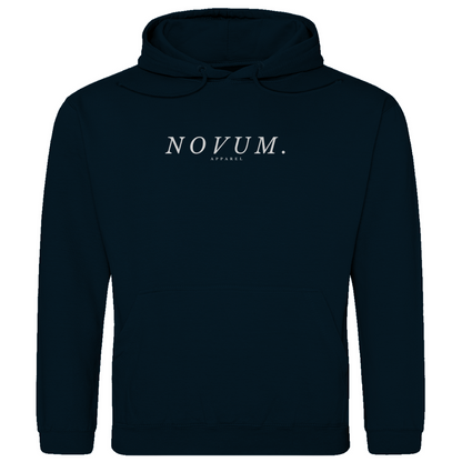 Navy Unisex Hoodie: Optimale Passform, stilvolles Design, schlichtes Design vorne mit Novum Apparel Logo auf der Brust, hochwertiger Dumbbell Backprint, hergestellt aus 100% ringgesponnener Baumwolle mit einem Stoffgewicht von 280 g/m², praktische Kängurutasche. Perfekt für trendbewusste Käufer. Jetzt online kaufen!