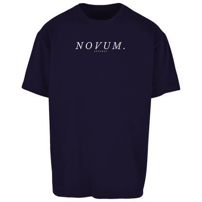 Navy Unisex Oversize Shirt: Oversize Fit, atmungsaktiv, schlichtes Design vorne mit Novum Apparel Logo auf der Brust, hochwertiger Backprint mit 'Per Aspera Ad Astra' und einer Sonne-Mond-Phase dazwischen, angenehmer Tragekomfort. Perfekt für trendbewusste Käufer. Jetzt online kaufen!