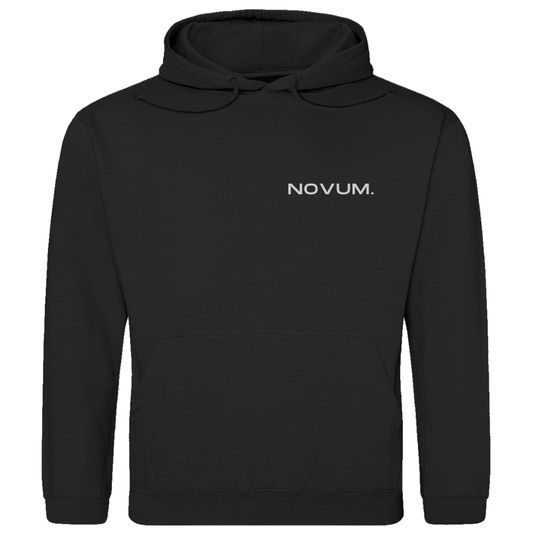 Schwarzer Novum Basic Hoodie aus 100% ringgesponnener Baumwolle, unisex, mit optimaler Passform und stilvollem Design. Vorderseite schlicht mit Novum Logo. Stoffgewicht 280 g/m², ausgestattet mit praktischer Kängurutasche.