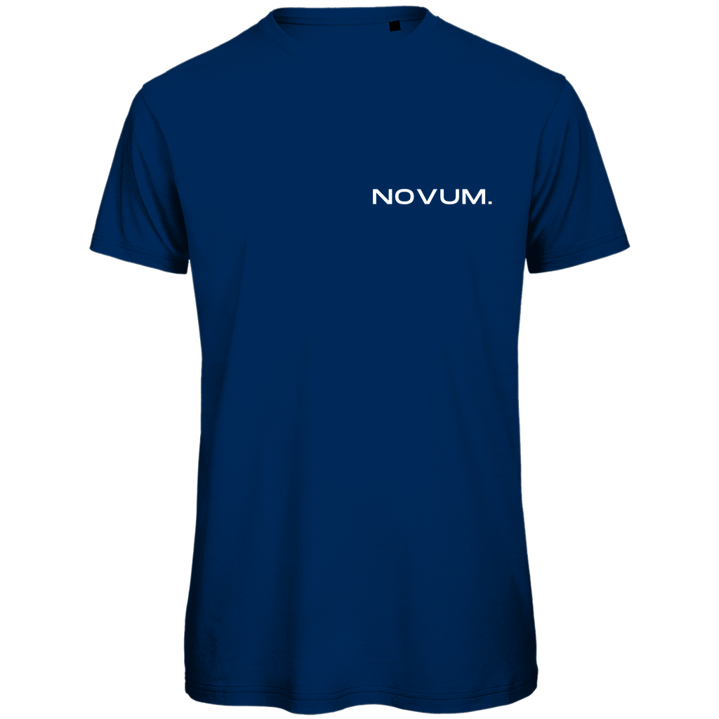 Navy Novum Momentum Shirt, unisex, aus 100% gekämmter, ringgesponnener Bio-Baumwolle. Schlichtes Design auf der Vorderseite mit Novum Logo und hochwertigem Backprint 'Novum presents Momentum Line'. Verstärkte Kragen- und Schulternähte mit weichem Kantenband für zusätzliche Haltbarkeit. Angenehme Passform.