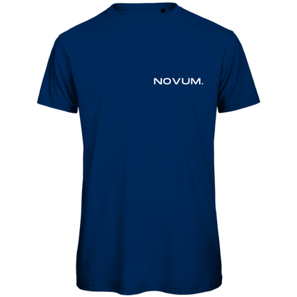 Navy Novum Momentum Shirt, unisex, aus 100% gekämmter, ringgesponnener Bio-Baumwolle. Schlichtes Design auf der Vorderseite mit Novum Logo und hochwertigem Backprint 'Novum presents Momentum Line'. Verstärkte Kragen- und Schulternähte mit weichem Kantenband für zusätzliche Haltbarkeit. Angenehme Passform.