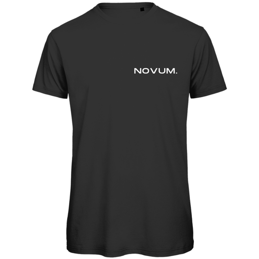 Schwarzes Novum Momentum Shirt, unisex, aus 100% gekämmter, ringgesponnener Bio-Baumwolle. Schlichtes Design auf der Vorderseite mit Novum Logo und hochwertigem Backprint 'Novum presents Momentum Line'. Verstärkte Kragen- und Schulternähte mit weichem Kantenband für zusätzliche Haltbarkeit. Angenehme Passform.