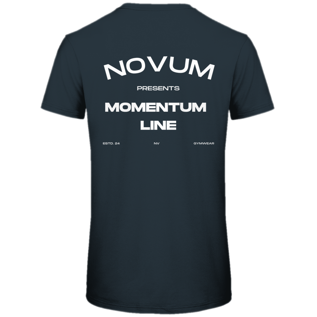 Dunkelgraues Novum Momentum Shirt, unisex, aus 100% gekämmter, ringgesponnener Bio-Baumwolle. Schlichtes Design auf der Vorderseite mit Novum Logo und hochwertigem Backprint 'Novum presents Momentum Line'. Verstärkte Kragen- und Schulternähte mit weichem Kantenband für zusätzliche Haltbarkeit. Angenehme Passform.