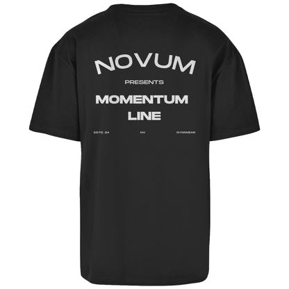 Schwarzes Novum Momentum Oversize Shirt, unisex, atmungsaktiv und angenehm zu tragen. Schlichtes Design auf der Vorderseite mit Novum Logo und hochwertigem Backprint 'Novum presents Momentum Line'. Oversize Fit für einen lässigen Look.